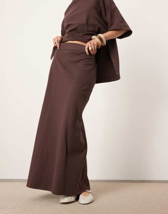 ASOS EDITION premium tung texturerad jersey kolumn maxikjol co-ord i choklad - Image 3