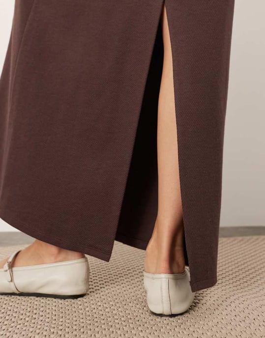 ASOS EDITION premium tung texturerad jersey kolumn maxikjol co-ord i choklad - Image 4