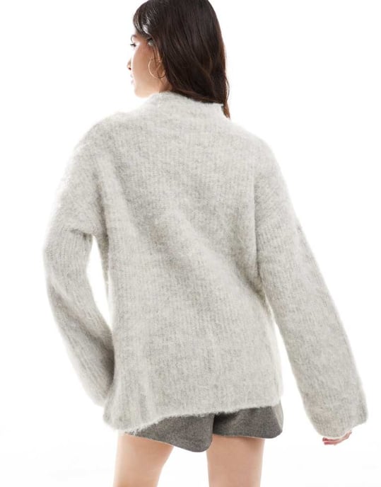 Pieces premium longline fluffy knit jumper with wide cuffs in light grey melange - Image 4