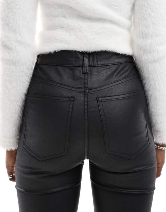 ASOS DESIGN bekväm stretch rak benjeans i svart belagda - Image 4