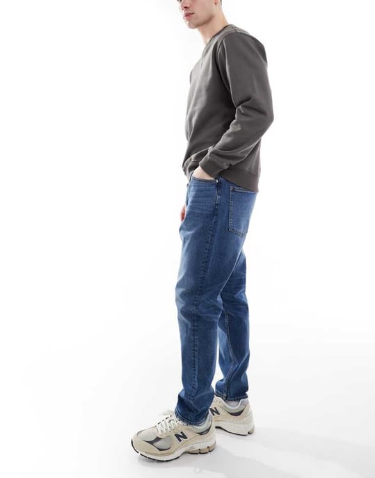 ASOS DESIGN stretch tapered jeans i medtvätt - Image 3