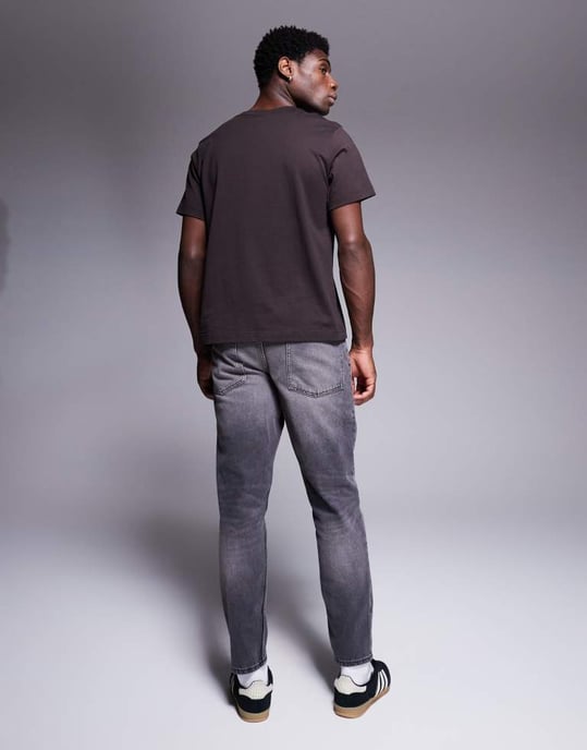 ASOS DESIGN tapered jeans i tvättad grå - Image 2