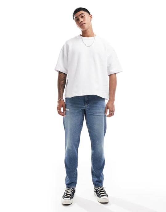 ASOS DESIGN tapered jeans med slitage i mellanmörk blå - Image 1