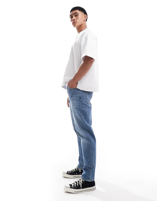ASOS DESIGN tapered jeans med slitage i mellanmörk blå - Image 3