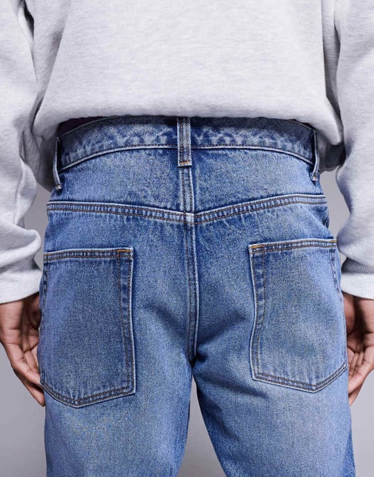 ASOS DESIGN tapered jeans i mörk tvättad blå - Image 4
