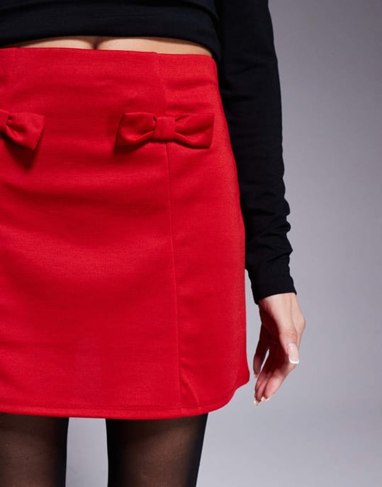 ASOS DESIGN a-linjeformad mini kjol med rosettdetaljer i röd - Image 3