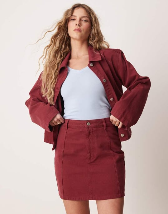 ASOS DESIGN sömmad denim mini kjol set i granatäpple - Image 2