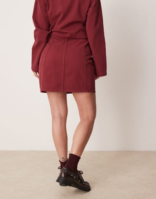 ASOS DESIGN sömmad denim mini kjol set i granatäpple - Image 3