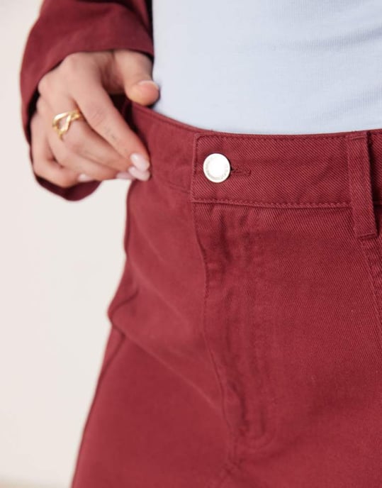 ASOS DESIGN sömmad denim mini kjol set i granatäpple - Image 4