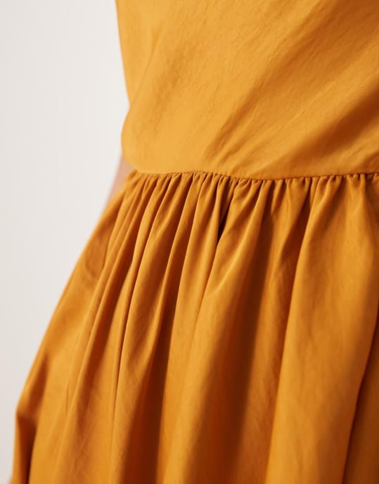 ASOS DESIGN satängklänning med sänkt midja och full kjol i ockra - Image 4