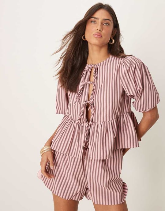 Glamorös boxermodell shorts med dragsko i rosa randig koord - Image 1
