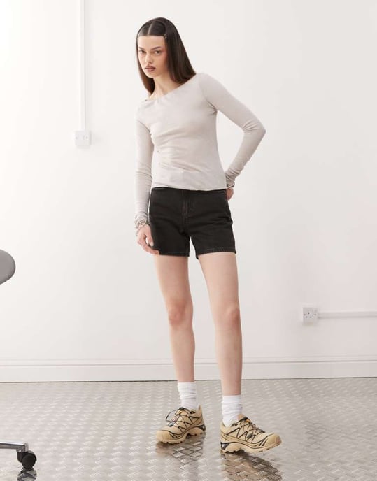 Weekday Eya hög midja denimshorts i tonad svart - Image 4