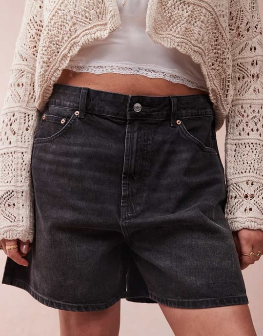 ASOS DESIGN Curve denim dad short in wash black - Image 4