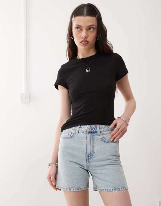 Weekday Eya högmidjade jeansshorts i storslagen blå - Image 4