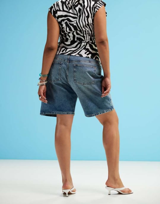 ASOS DESIGN Curve denim bermuda short in midwash blue - Image 4