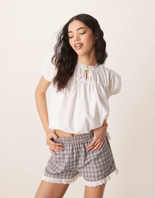 ASOS DESIGN shorts med spetsdetaljer i brun rutigt - Image 2