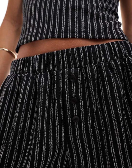 ASOS DESIGN strukturerad randig boxerkalsongkofta i svart - Image 3