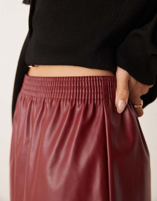 Miss Selfridge imitationläder shorts med elastiska midja i vinröd - Image 4