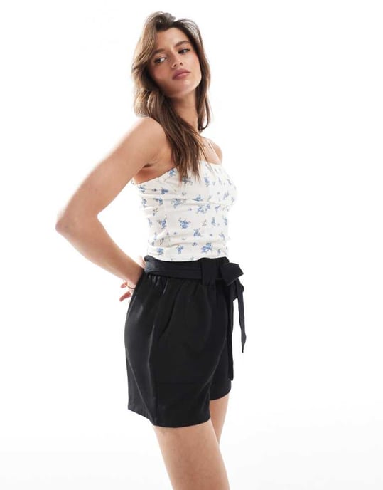 ONLY tie waist shorts in black - Image 4
