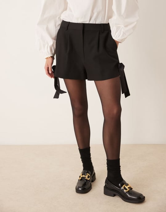 Miss Selfridge skräddarsydd shorts med banddetalj i svart - Image 3