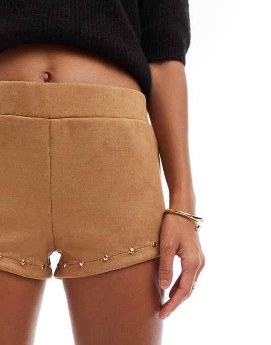 ASOS DESIGN suedette hotpants med nitar i sand - Image 4