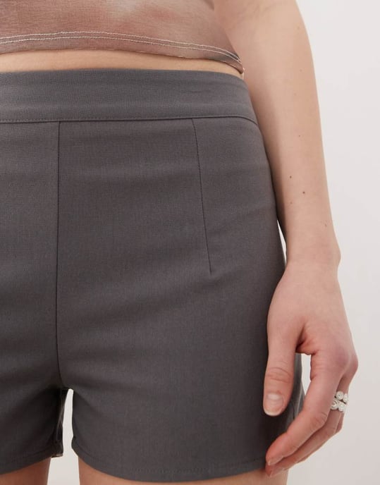 Återvunna Vintage skräddarsydda mikshorts i grått - Image 4
