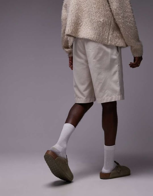 Topman tvättad bomullschinoshorts i neutral - Image 4
