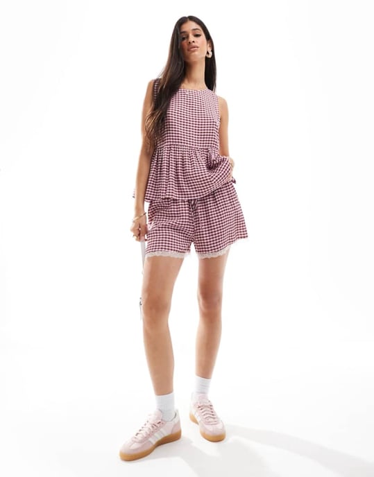 ASOS DESIGN mini shorts med spetsdetalj i tvåfärgad gingham - Image 1