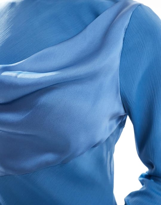 ASOS DESIGN Långärmad maxiklänning i satin och chiffongblandning med cowl-halsringning i blått - Image 2