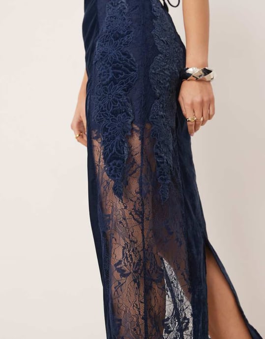 ASOS EDITION spetsbroderad sammetsmidiklänning i mörkblå - Image 3