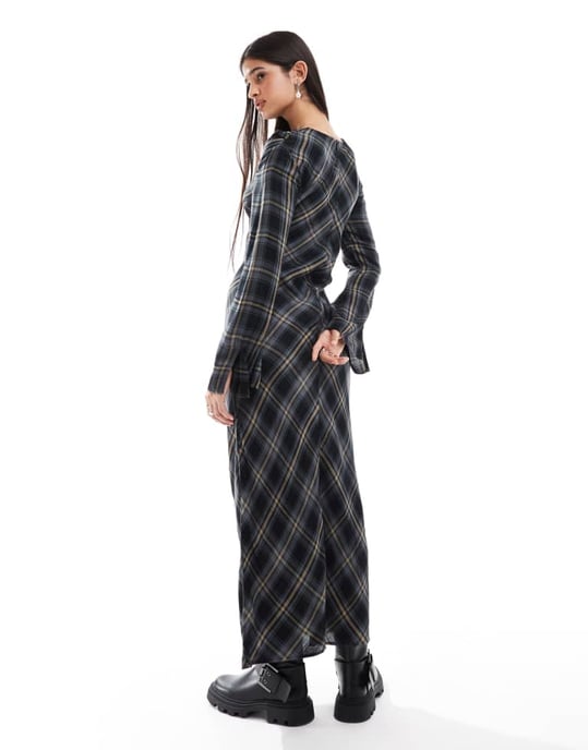 ASOS DESIGN långärmad maxikjol med halsringning i marinblå rutigt - Image 3