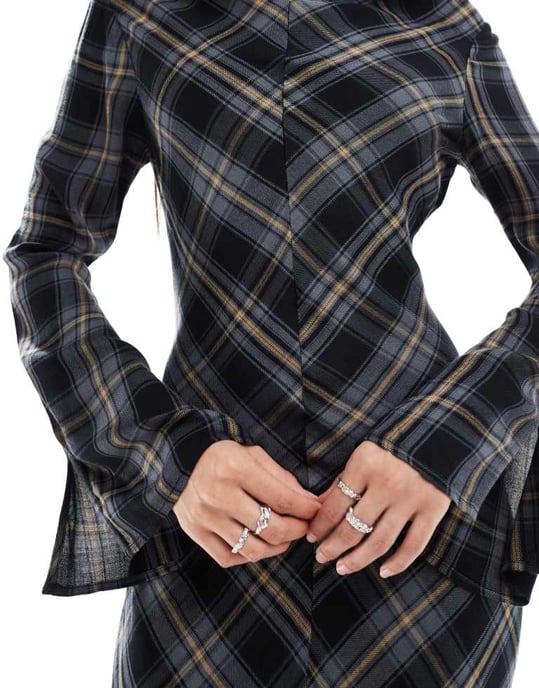 ASOS DESIGN långärmad maxikjol med halsringning i marinblå rutigt - Image 4