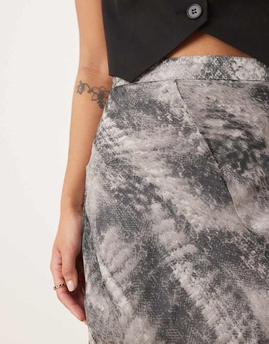 ASOS DESIGN Petite genomskinlig maxikjol i ormskinnstryck - Image 4