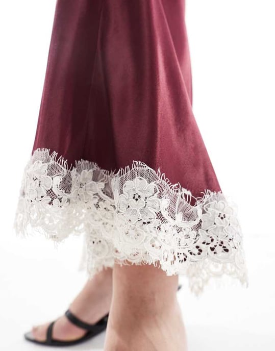 ASOS DESIGN satin spetsmix maxikjol i bordeaux co ord - Image 3