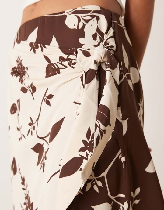 Abercrombie & Fitch maxi kjol med knyt-detalj i brunt blommönster - Image 3