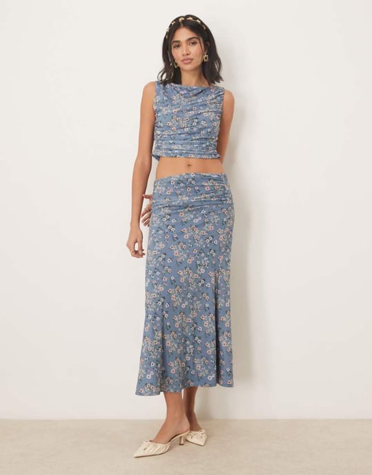 ASOS DESIGN samordnad rynkad draperad maxikjol i blått blommönster - Image 1