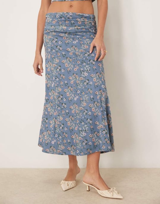 ASOS DESIGN samordnad rynkad draperad maxikjol i blått blommönster - Image 2
