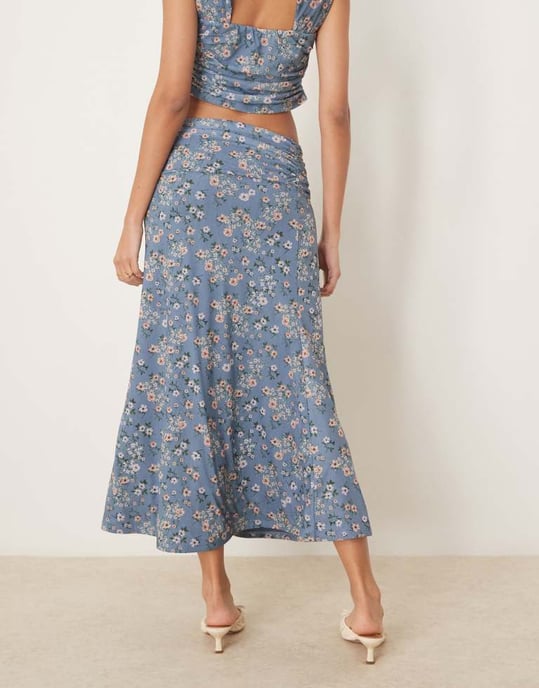 ASOS DESIGN samordnad rynkad draperad maxikjol i blått blommönster - Image 3
