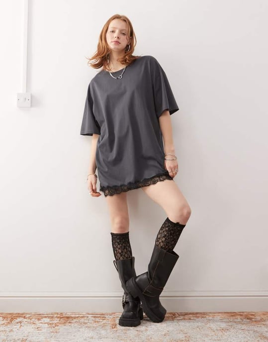 Noisy May oversized t-shirtklänning med spetsdetaljer i kolgrå - Image 3
