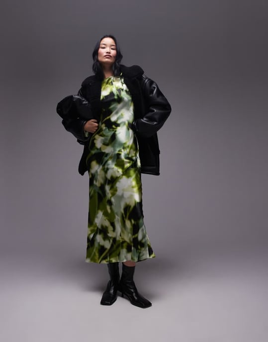 Topshop klänning med snitt vid halsringningen och ärmhål i grön blommig mönster - Image 3