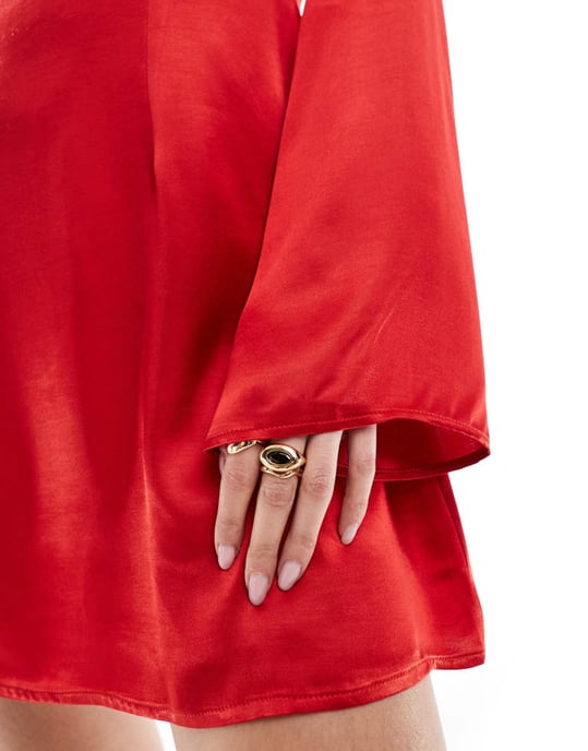Miss Selfridge satinpassform och utsvängd långärmad klänning i röd - Image 3