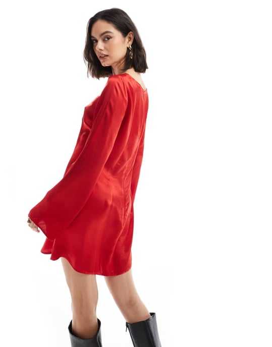 Miss Selfridge satinpassform och utsvängd långärmad klänning i röd - Image 4