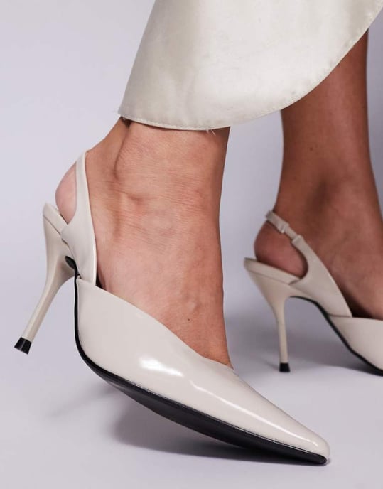 Simmi London Darcia vid passform spetsiga slingback-pumps i sten - Image 4