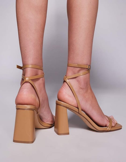 Simmi London Wide Fit Bora remsandaler med blockklack i beige - Image 3