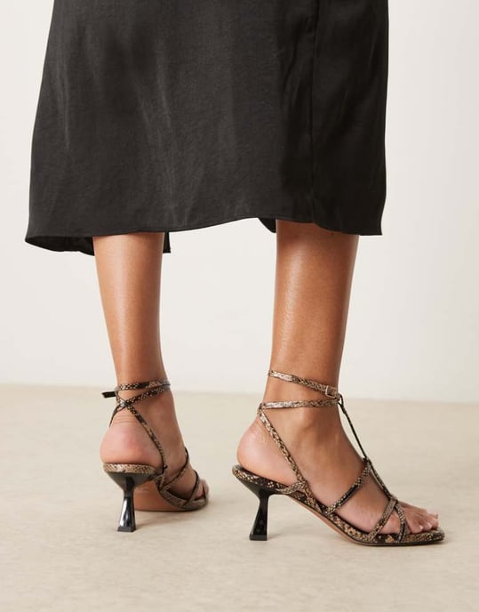 ASOS DESIGN Highlight instickade sandaler med medelhög klack i ormskinn - Image 4