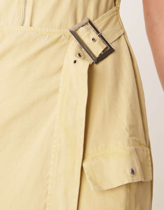 ASOS DESIGN twill midiklänning med sprund och spänne i acid wash stenbeige - Image 4