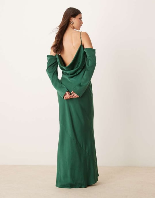 ASOS DESIGN maxiklänning i skogsgrön med kappa fram och kalla axlar i satin - Image 2