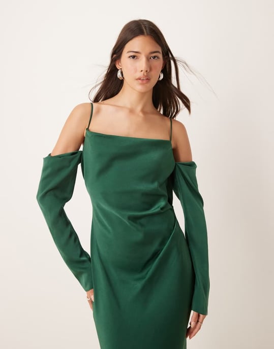 ASOS DESIGN maxiklänning i skogsgrön med kappa fram och kalla axlar i satin - Image 4