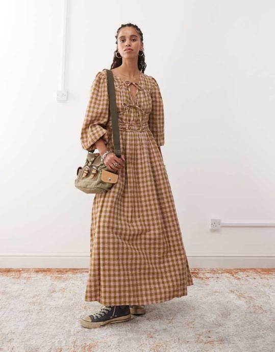Återvunnen vintage maxi smockklänning med knytframsida i gul och rosa rutmönster - Image 1