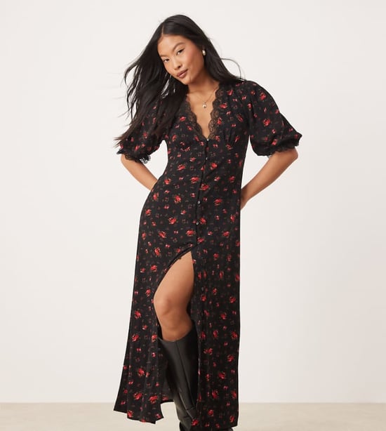 Miss Selfridge Petite maxiklänning med spetsdetaljer och knäppning i svart rosaprintrande - Image 1